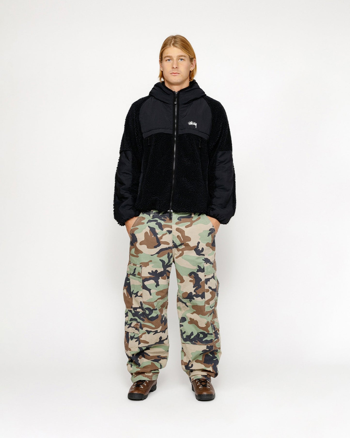 VESTE À CAPUCHE EN SHERPA ET EMBOUTS