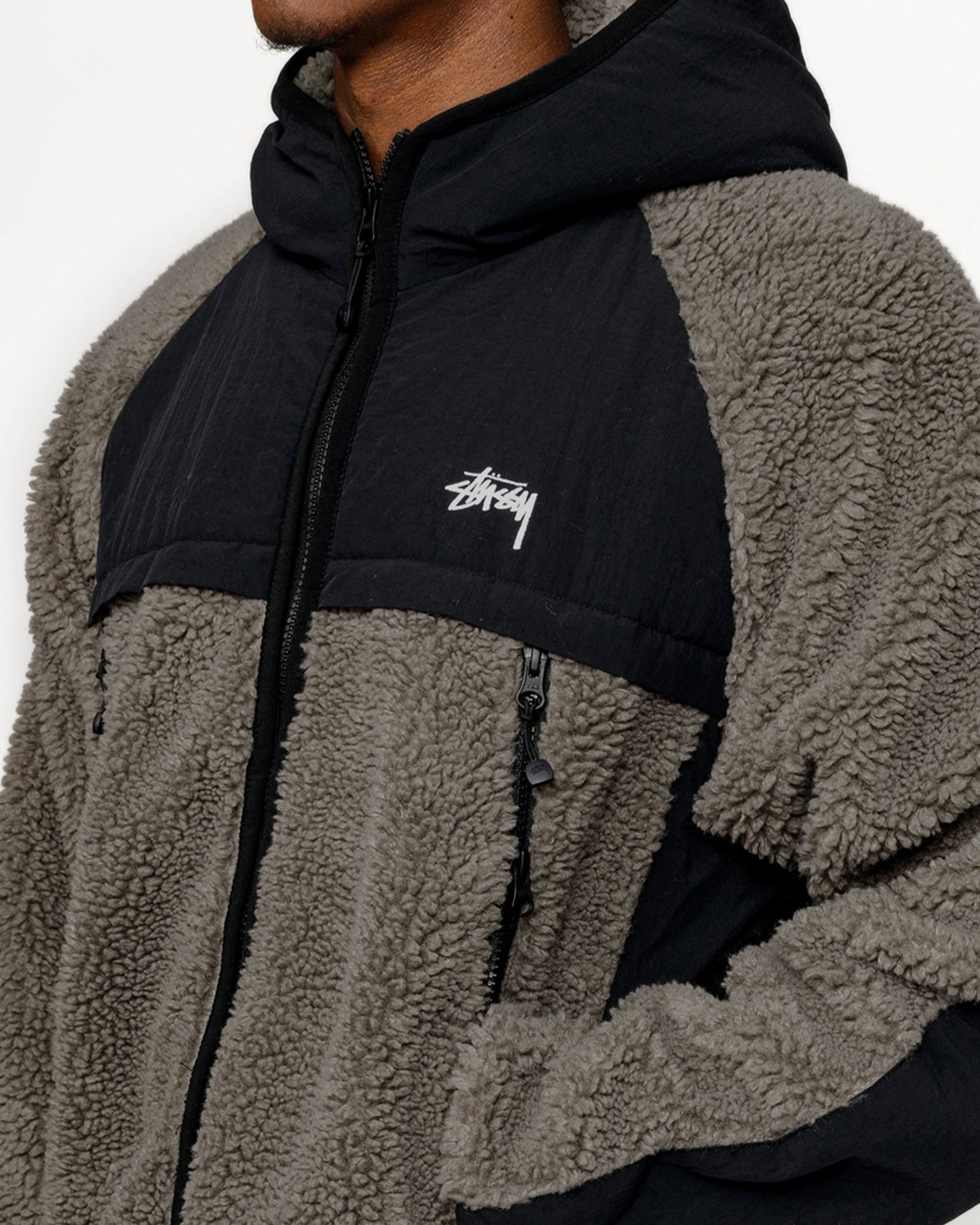 VESTE À CAPUCHE EN SHERPA ET EMBOUTS