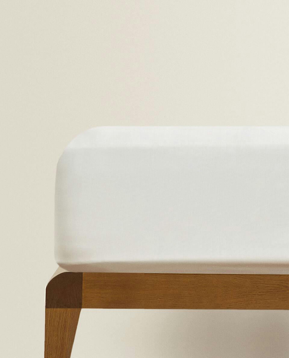 FITTED SHEET WITH TOPSTITCHING